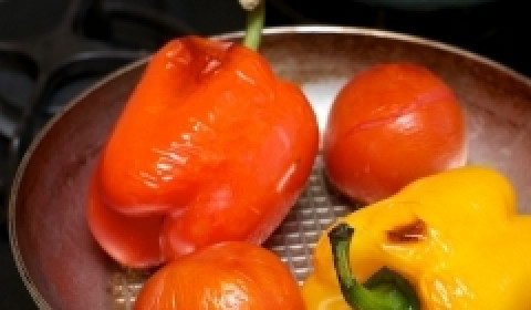 1. Этап. Салат из запеченных перцев: Духовку разогрейте до 200 градусов. Запекайте минут 25, чтобы кожица потрескалась. Потом овощи остудите.