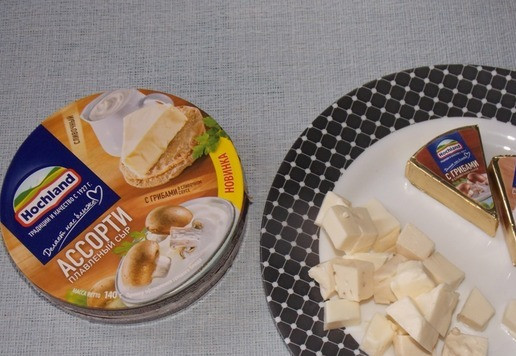 1. Этап. Салат с помидорами черри и сыром: Сыр нарезать на небольшие кусочки.