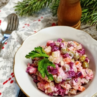 Овощной салат с сырно-чесночной заправкой