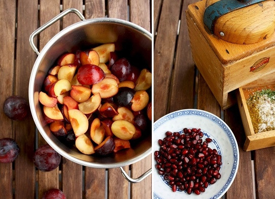 1. Этап. Ткемали из сливы: 1. Первым делом вымойте сливы, аккуратно удалите косточки и выложите в кастрюлю. Добавьте воду и поставьте на огонь. Проварите минут 15 после закипания, постоянно помешивая. Соедините специи и выжмите натуральный сок из граната.