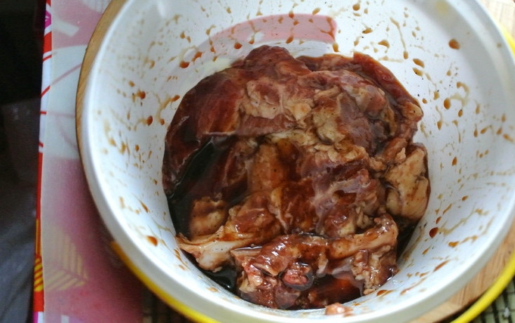 1. Этап. Маринад для свинины на гриле: Для приготовления маринада перемешиваем соус 