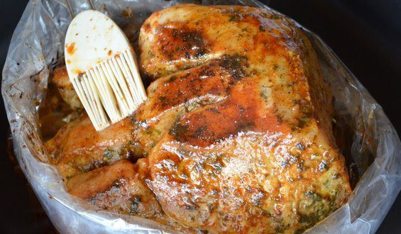 1. Этап. Мясо на косточке в духовке: Час прошел, достаем противень с мясом и осторожно развязываем пакет. Смазываем мясо глазурью и ставим запекаться в духовку. Каждые 15 минут повторяем процедуру. Чтобы получилась красивая корочка, понадобится минут 40-50.