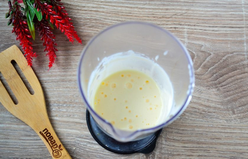 1. Этап. Блинница: Взбейте яйцо. Я взбиваю миксером в течение 3-5 минут, чтобы масса стала пышной и посветлела.