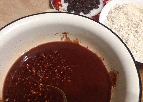 1. Этап. Шоколадный ПП-кекс: Растопим на водяной бане кокосовое масло и мед. Добавим воду, измельченные орехи и перемешаем.