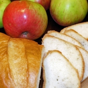 1. Этап. Яблоки, запеченные с черствым хлебом: Белый черствый хлеб нарезаем на максимально тонкие ломтики.