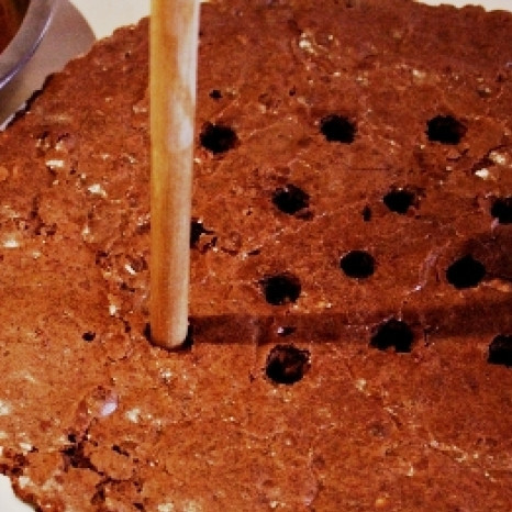 1. Этап. Торт Брауни: Достаем готовый торт, даем ему остыть. Затем проделываем в торте дырочки - делать это можно при помощи обратной стороны деревянной ложки, например.