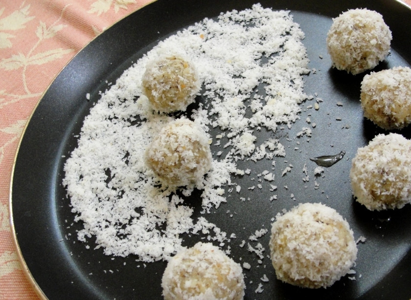 1. Этап. Ладду: Скатайте из полученного кокосового теста шарики и изваляйте их в более мелкой кокосовой стружке. Ладду готово!