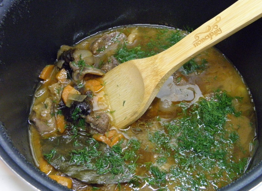 1. Этап. Тушеная говядина с черносливом: В конце тушения откорректируйте блюдо на соль, добавьте мелко порезанный укроп, доведите мясо до кипения и выключите. Наше блюдо готово! Приятного аппетита!