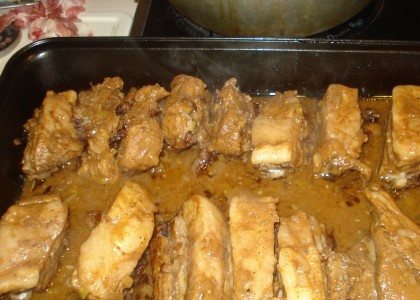 1. Этап. Запеченные свиные ребрышки в духовке: Противень достаньте, мясо переверните и запекайте еще 60 минут.