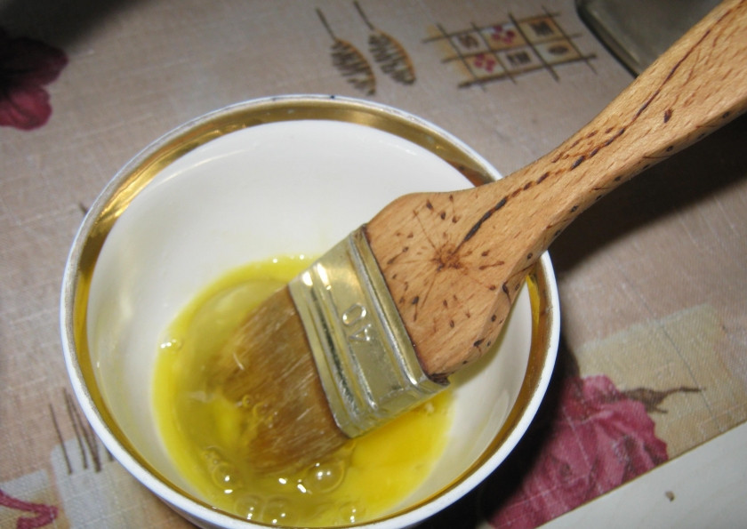 1. Этап. Слойки с творогом и изюмом: 6. Оставшееся яйцо вбиваю в чашу и размешиваю вилкой, оно пригодится для смазывания.