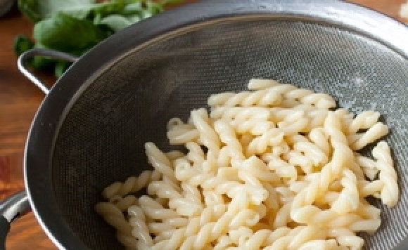 1. Этап. Паста с белыми грибами: Тем временем отварите пасту — чуть дольше, чем до полуготовности, чтобы внутри макароны были еще чуть-чуть твердыми. Небольшой секрет — через три минуты после того, как вы отправите пасту в кастрюлю, выключите огонь. Пусть макароны минут 10 постоят в кипятке и наберут влаги ровно столько, сколько вам нужно. Потом слейте воду, добавьте немного оливкового масла и несколько раз встряхните кастрюлю.