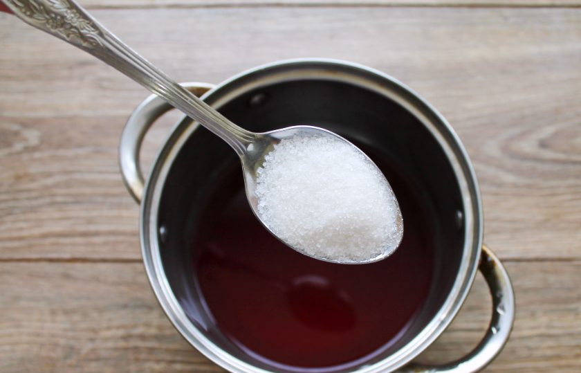 1. Этап. Гранатовый щербет: Перелейте сок в кастрюлю с толстым дном, добавьте воду и сахар, перемешайте. Поставьте кастрюлю на средний огонь и доведите все до кипения, сразу снимите. Закройте кастрюлю плотной крышкой и дайте полностью остыть.