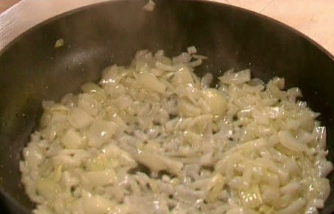 1. Этап. Капуста, тушеная с рыбой: 2. Пока шинковали качан, обжариваем мелко нарезанный лук на растительном масле. После появления золотистого цвета - снимаем с огня.