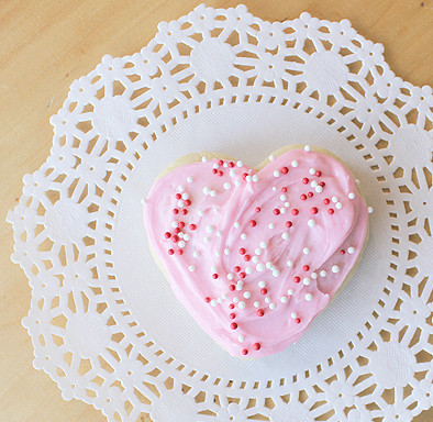 1. Этап. Печенье на 14 февраля: 9. Остывшее печенье намажьте кремом. Сверху можно выложить цукаты, измельченные орехи или украсить посыпкой. Готово!