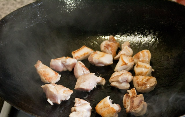 1. Этап. Пананг Гай: 2. На сковороде с небольшим количеством растительного масла обжарьте курочку до румяной корочки. Фасоль пару минут бланшируйте.