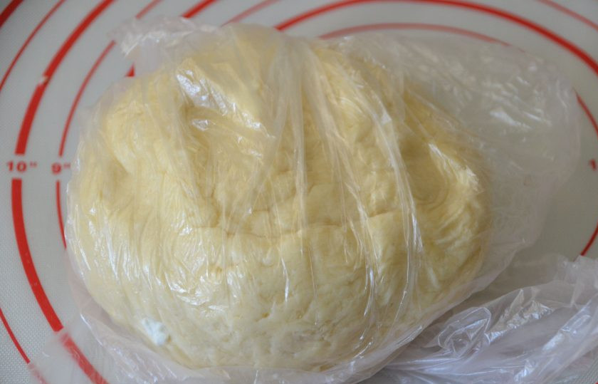 1. Этап. Творожное печенье Мышки: Добавьте муку в творожную массу, замесите тесто. Готовое тесто заверните в пленку и дайте ему 30 минут 