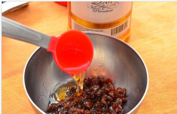 1. Этап. Печенье с ромом и изюмом: Мелко нарезанный изюм заливаем ромом.