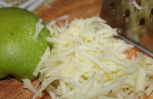 1. Этап. Салат к шашлыку из капусты: Яблоки очищаем от кожуры и натираем на крупной терке. Если есть время - можно нарезать яблоко тонкими полосками.