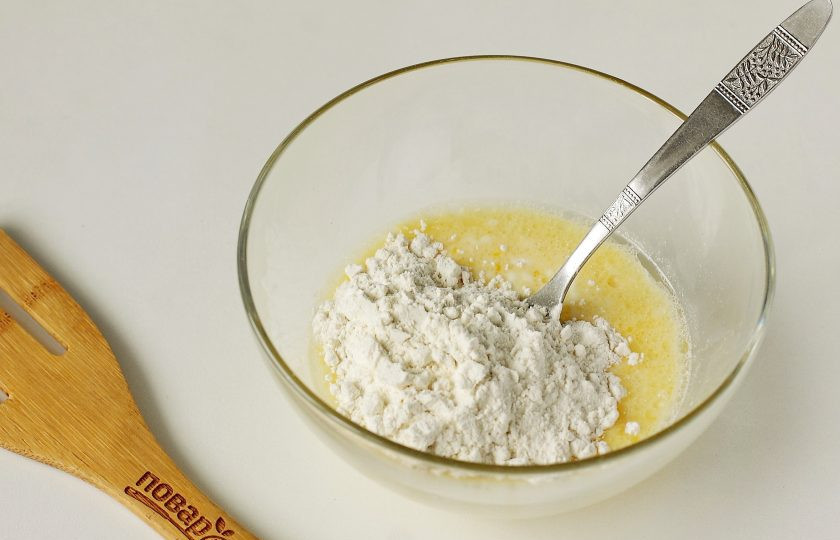 1. Этап. Галушки на сметане: Все перемешайте, добавьте соду и частями введите муку.