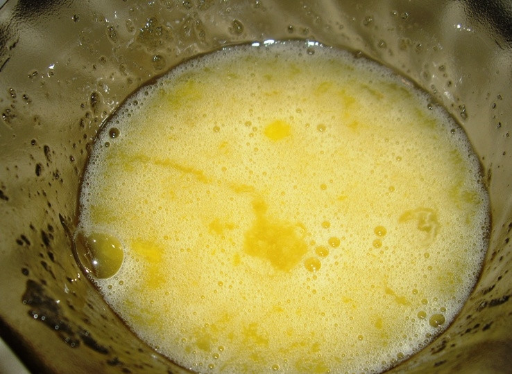 1. Этап. Лимонник (пирог из дрожжевого теста): Для начала займитесь тестом. Яйцо перетрите с сахаром.