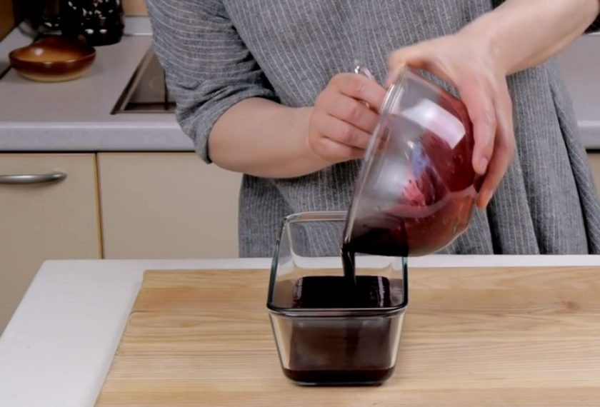 1. Этап. Бисквитный рулет с желе: 2. Горячую смесь протрите через сито и растворите в ней набухший желатин. Перелейте в емкость так, чтобы высота желе составляла 1-1,5 см, соберите пенку и отправьте в холодильник до полного застывания.