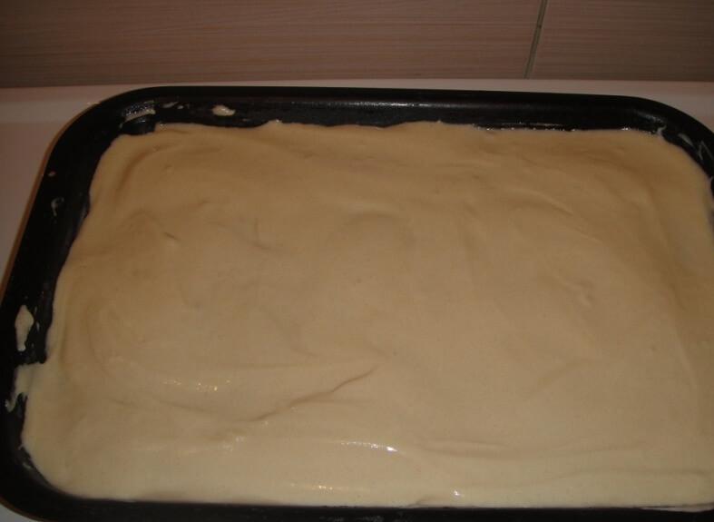 1. Этап. Торт Черепаха со сметаной: 5. Выложите тесто в форму и распределите его равномерно.