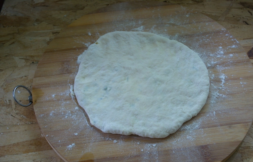 1. Этап. Хычины с сыром и зеленью: Пальцами разомните лепешку в блинчик так, чтоб сыр не прорвал тесто и не вылез.