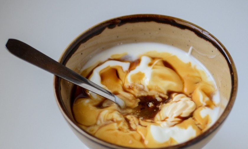 1. Этап. Артишоки в духовке: Теперь сделаем соус к артишокам. Смешайте натуральный йогурт, майонез, давленный чеснок, соевый соус и оливковое масло. Посолите, поперчите по вкусу.