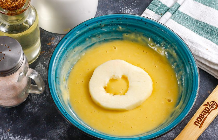 1. Этап. Жареные яблочные кольца: Выложите яблочное кольцо в кляр, обпанируйте со всех сторон.