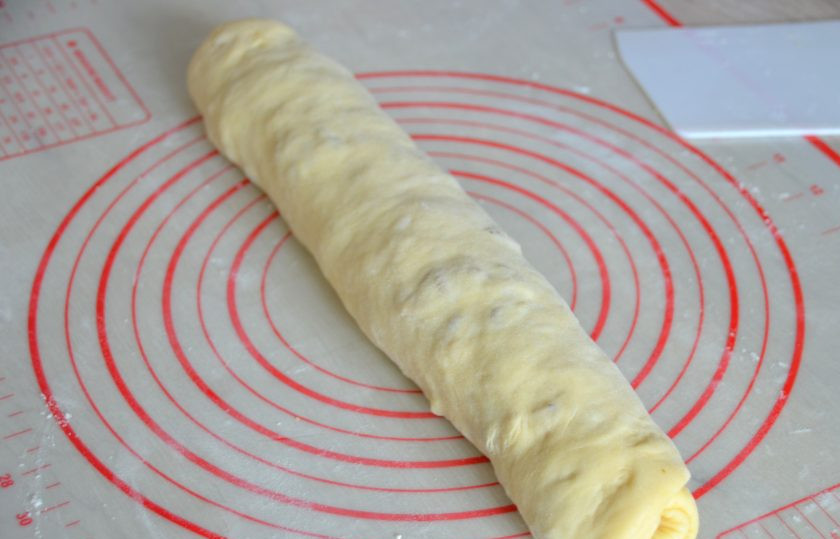 1. Этап. Канадские булочки: Сверните рулет из всех трех слоев теста, защипните край и подкатайте, чтобы рулет удлинить и выровнять.
