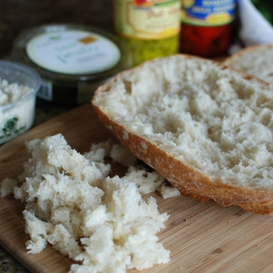 1. Этап. Сэндвич-кирпич: Разрезаем хлеб вдоль пополам. Из обеих половинок достаем немножко мякоти.