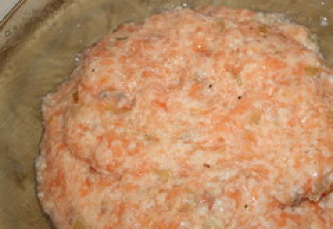 1. Этап. Зразы из хека: Другую часть - в красный фарш. Солим, перчим и тщательно перемешиваем.