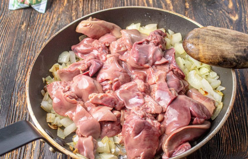 1. Этап. Паштет из куриной печени с апельсиновым желе: Куриную печень хорошо промойте и очистите от пленочек, обсушите бумажным полотенцем и добавьте к луку. Готовьте при среднем нагреве до готовности печени.