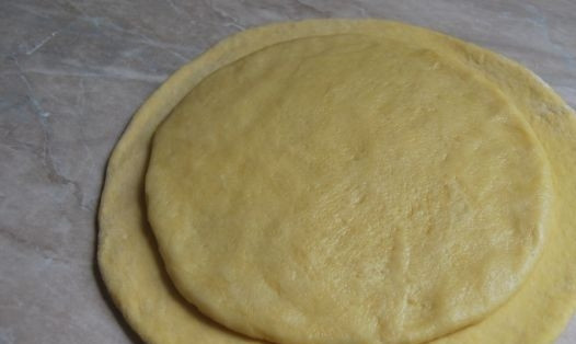 1. Этап. Торт Наполеон с очень вкусным кремом: Сверху на лепёшку выложите первое тесто. Растяните его так, как показано на фото.