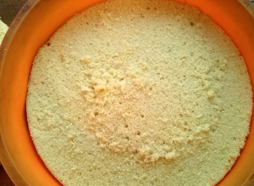 1. Этап. Птичье молоко (торт): Бисквит разрежьте на два коржа. На дно формы положите 1 корж.