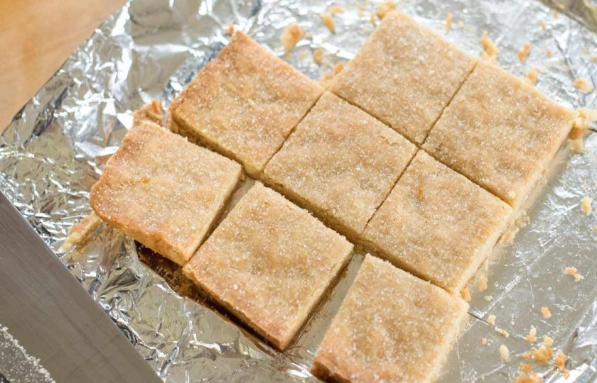 1. Этап. Домашнее песочное печенье: 3. Достаньте тесто и раскатайте его в пласт около 1 см в толщину, затем отправьте в разогретый до 150 градусов духовой шкаф на 40 минут, за 10 минут до окончания выпечки посыпьте печенье сахаром. Достаньте пласт и разрежьте его на кусочки.