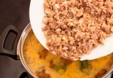 1. Этап. Суп из консервы горбуши: Кладем в суп консервы и варим до готовности картофеля.