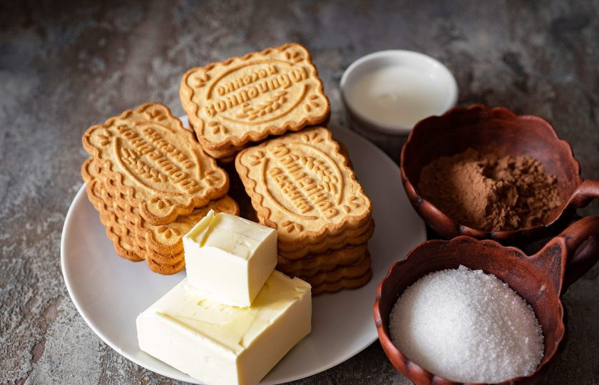 1. Этап. Колбаска Mинутка из печенья: Сразу же выложите все необходимые ингредиенты на стол.