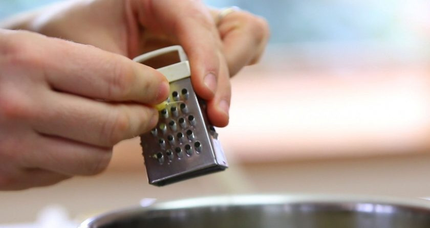 1. Этап. Куриный суп с лапшой по-итальянски: 8. Далее добавьте имбирь и куркуму.