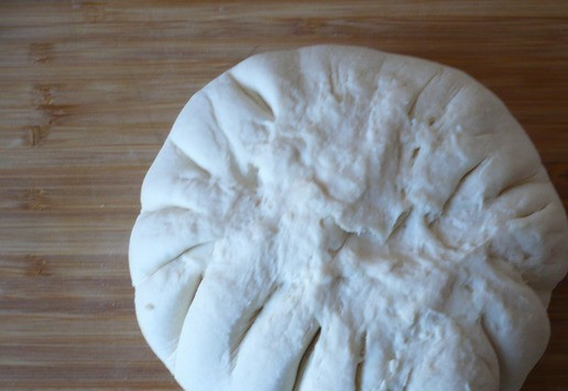 1. Этап. Слойка с индейкой: Соберите и защипните края теста, формируя мешочек.