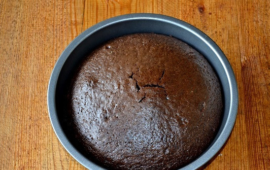 1. Этап. Сумасшедший пирог: Готовность пирога проверяем спичкой или зубочисткой.