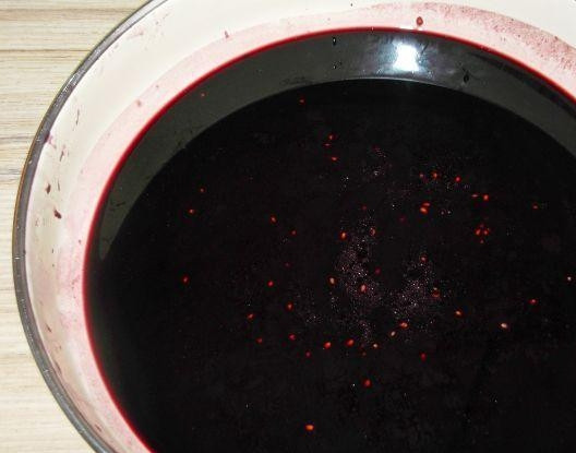 1. Этап. Сироп шелковицы: Процедите смесь под прессом. Получившейся сок слейте в другую посуду и уваривайте долгое время, снимая пенку и иногда помешивая.