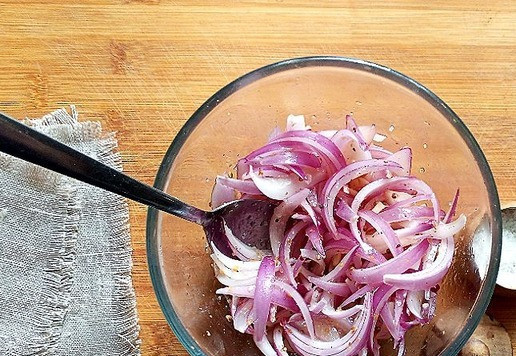 1. Этап. Луковый салат: Заправляем салат. Солим по вкусу. Перемешиваем. Перекладываем в банку с крышкой и ставим в холодильник настояться. Можно подержать и минут 15, можно и дольше. Салат будет только вкусней.