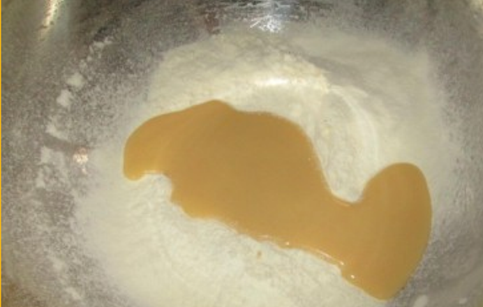 1. Этап. Торт Корабль: 2. Далее нужно приготовить мастику: в сахарную пудру добавляем сгущенку и лимонный сок. Все смешиваем для начала ложкой или лопаткой а затем руками. Если возникнет необходимость, то пудру можно подсыпать до консистенции пластичной массы.