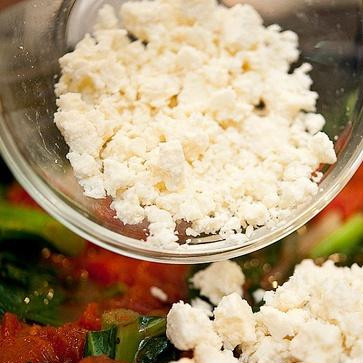 1. Этап. Яичница с капустой кале и сыром Фета: 4. Сбрызнуть форму для выпечки маслом и вылить половину соуса Маринара на дно. Далее, добавить половину капустной смеси, затем половину раскрошенного сыра Фета, затем оставшийся соус Маринара и оставшуюся капусту.