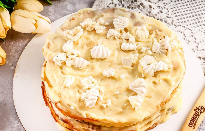 1. Этап. Торт Наполеон с безе: Выложите на корж немного крема и обмажьте по всей поверхности, накройте другим коржом и снова нанесите крем. Разломите безе, если оно округлое и выложите на крем. Накройте еще одним коржом и т.д., через корж.