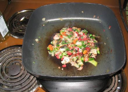 1. Этап. Японская пицца Окономияки (Okonomiyaki): Перемешать и подвинуть начинку в центр сковороды.