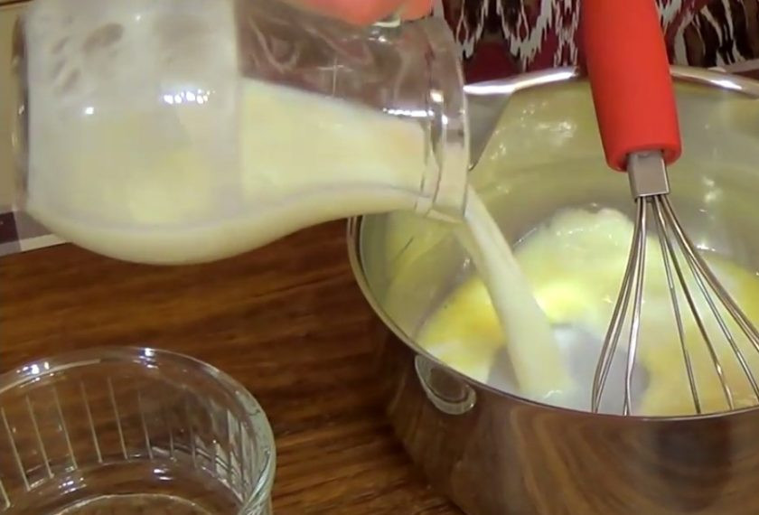 1. Этап. Домашний торт Киевский: 4. Коржи слегка остудите в форме при комнатной температуре и затем извлеките из формы. Оставьте коржи в бумаге для выпечки на сутки при комнатной температуре. Яйцо взбейте венчиком, добавьте молоко, ванильный сахар и сахарный песок.