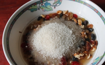 1. Этап. Шоколадно-ореховый пирог за 15 минут: 4. Тем временем фрукты и орехи уже немного размякли, добавьте к ним сахар.