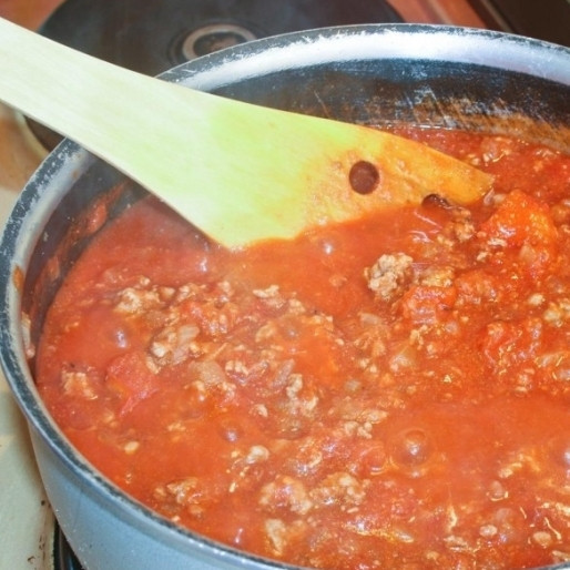 1. Этап. Мусака по-гречески: 3. Добавьте в кастрюлю корицу, кориандр, тимьян, каенский перец, по одной чайной ложке перца или соли. Перемешайте. Затем добавьте томатное пюре и пасту. Еще раз перемешайте. Понизьте огонь до медленного и тушьте в течение 15-20 минут, периодически помешивая.